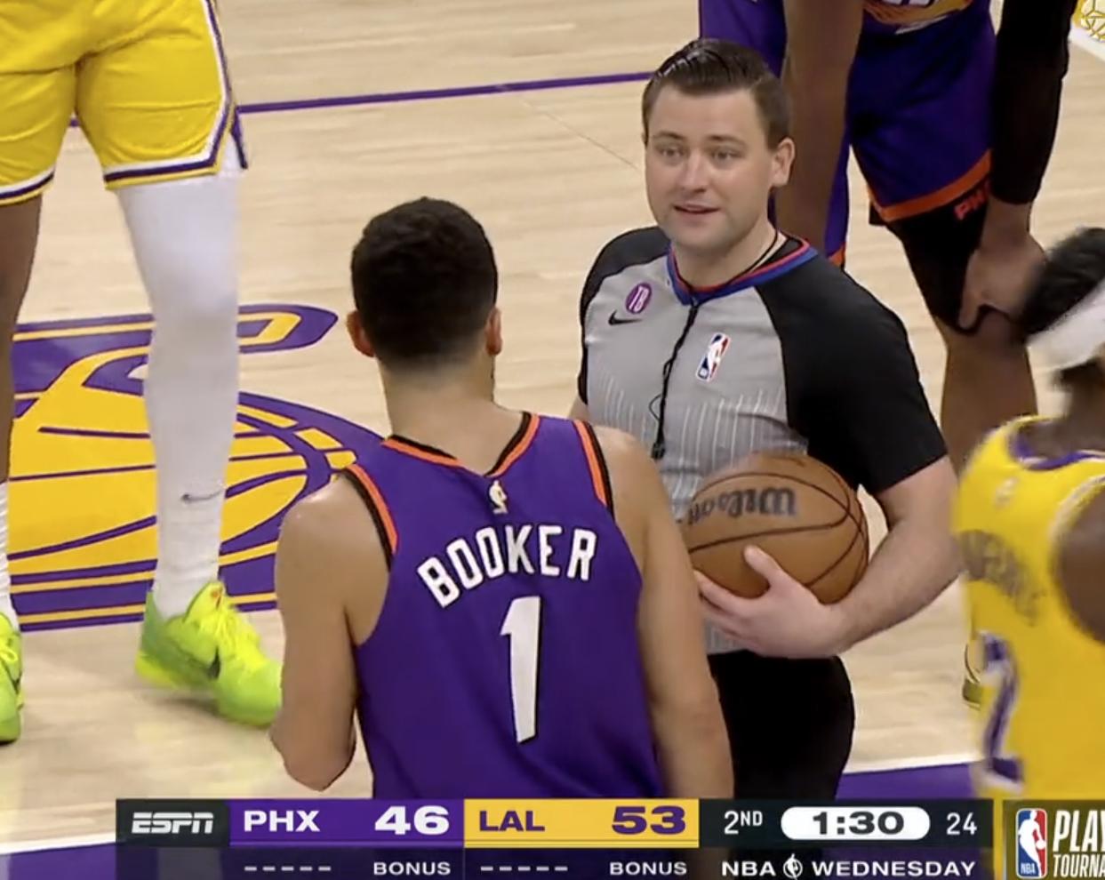 教科书级控场！里夫斯获得乔丹法则，裁判也摊牌了，宇宙勇来也输