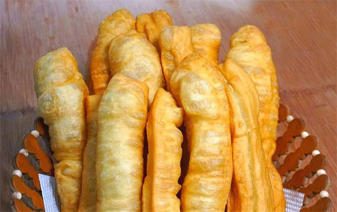 福州空心油条怎么做到蓬松酥脆,油条的家常做法酥脆松软简单好吃