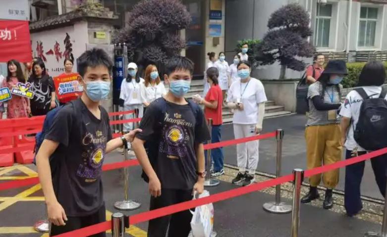 中考试卷简单弊端凸显，长沙2022中考总分720分，考600分无缘普高