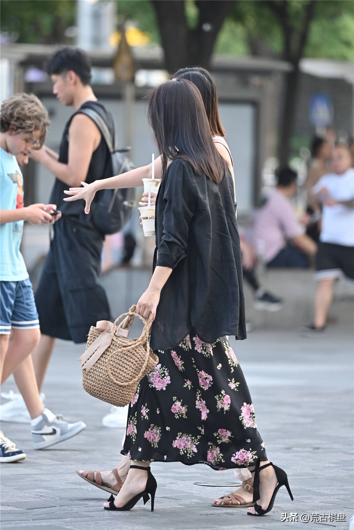 夏季一字高跟鞋搭配,时尚高跟鞋搭配出迷人靓丽的姿态