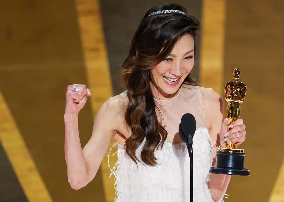 sbs回应剪辑杨紫琼获奖感言,杨紫琼发言引争议