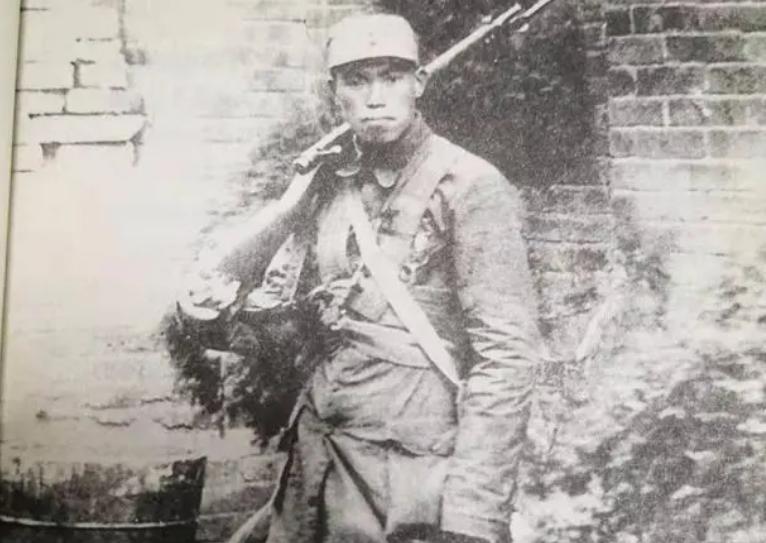 郭忠田排长消灭215个美军，全排零伤亡，秘诀是人手一把小铁锹