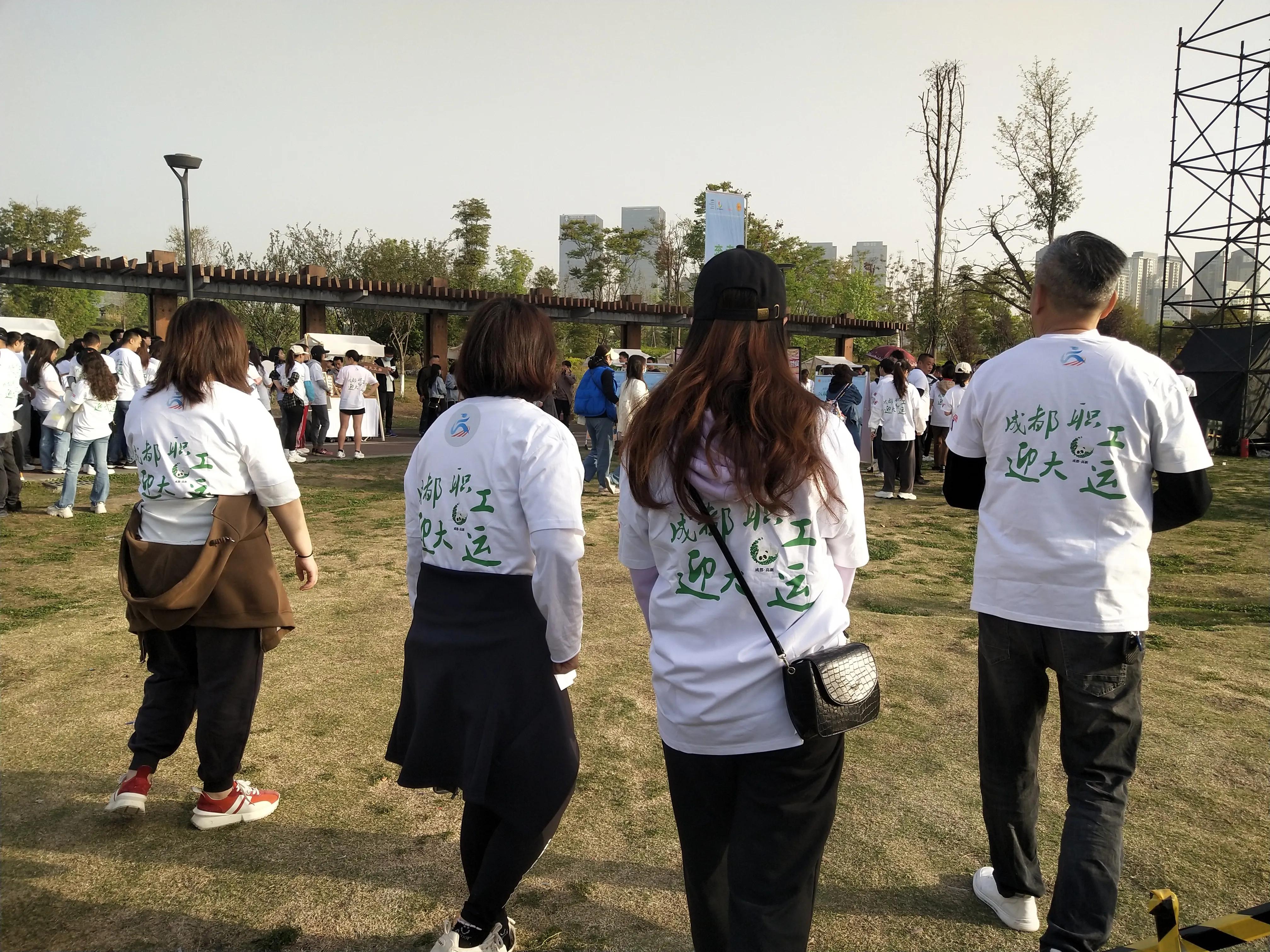 鍥涘窛鏂硅█娓告吵鍋ヨ韩,鍥涘窛璇濊皭闊虫墦娌硅瘲