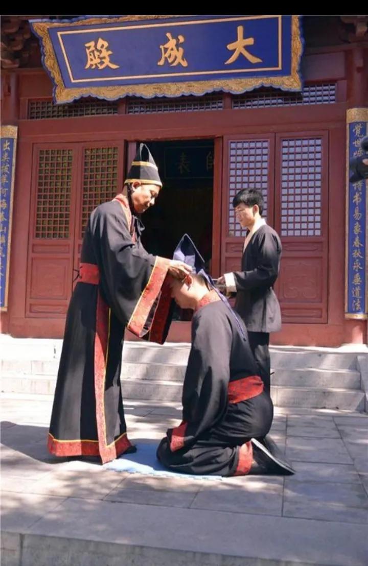 女怕摸腰的老话,女怕摸中男怕摸头什么意思