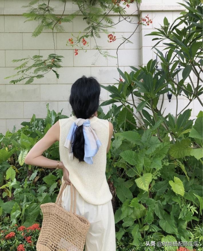 穿T恤系“丝巾”，凭什么优雅又好看？这2个精髓，学会就时髦