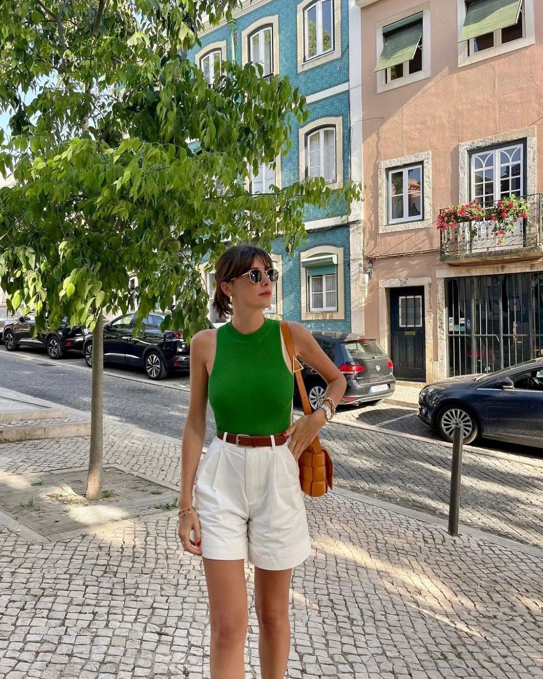 简约背心是一件百搭单品,哪种款式的背心比较经典百搭呢