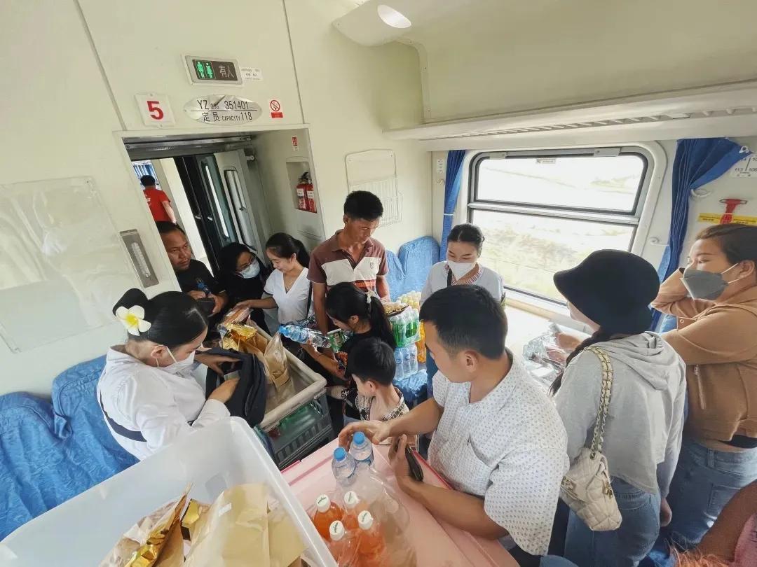 在老挝坐高铁,在老挝的中国高铁