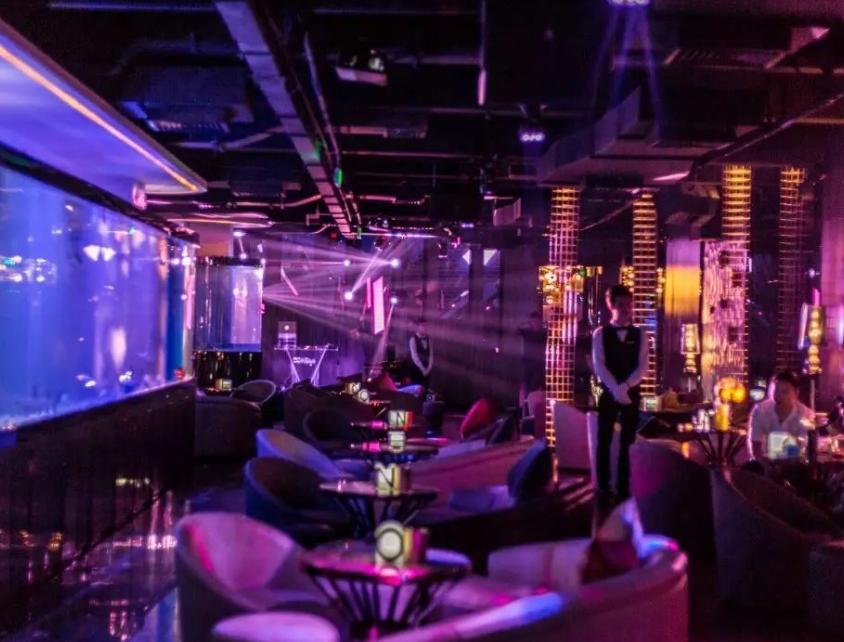 42岁富婆*养包**28岁小伙，每月给2万，男子仍不满意，称想结婚