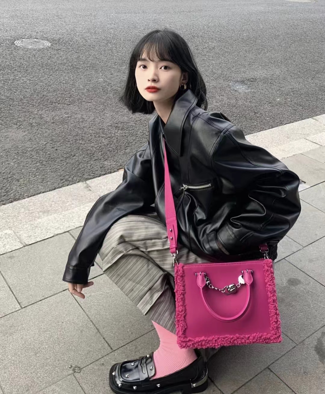 黑色搭配什么颜色很高级,黑色搭配什么颜色会显得比较高级