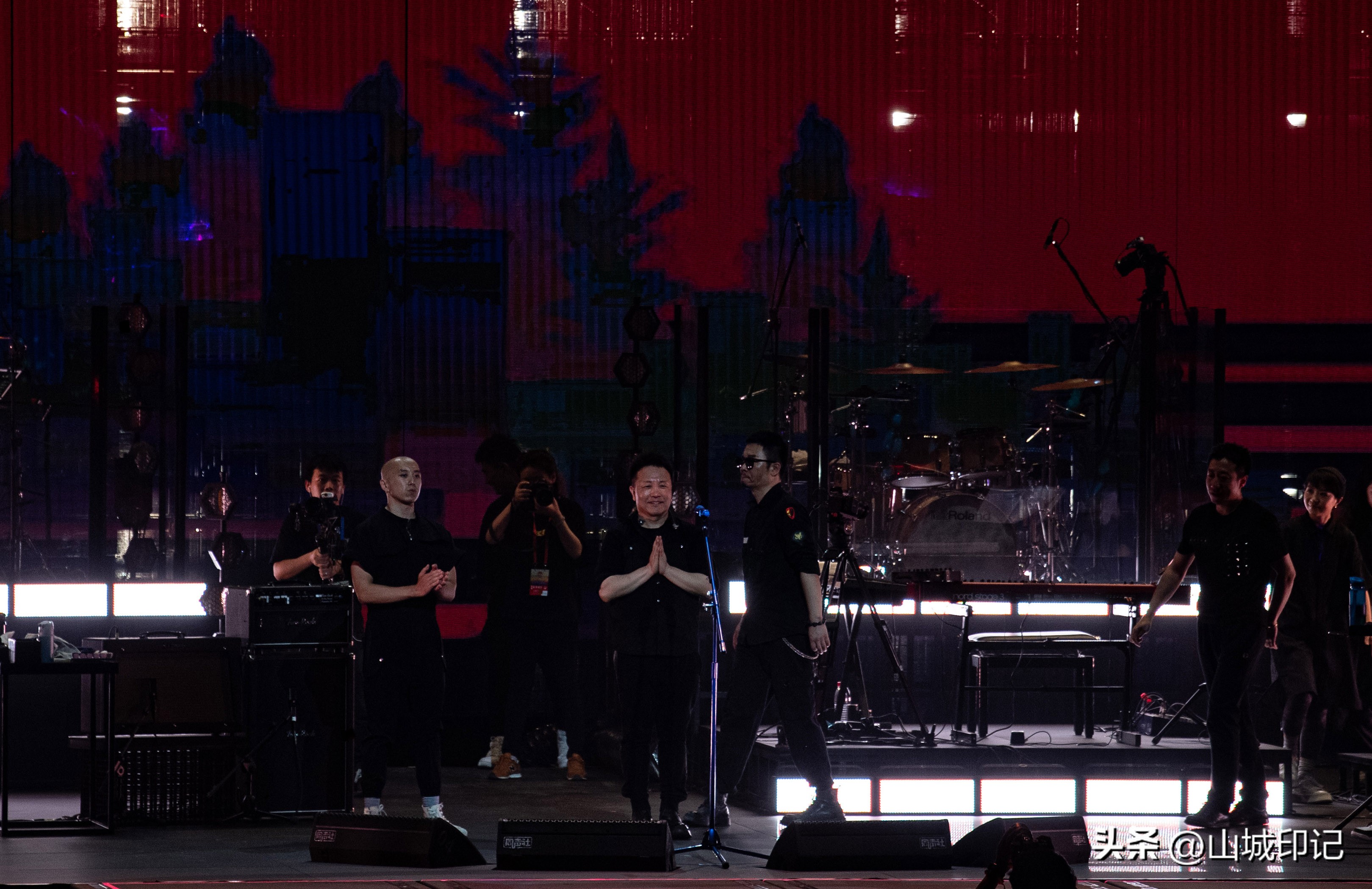 许巍无尽光芒演唱会重庆站故乡,归来依旧少年完整视频