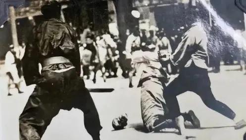 穿仿制日本军服嬉闹被拘,女子穿仿制日本军服嬉闹被拘