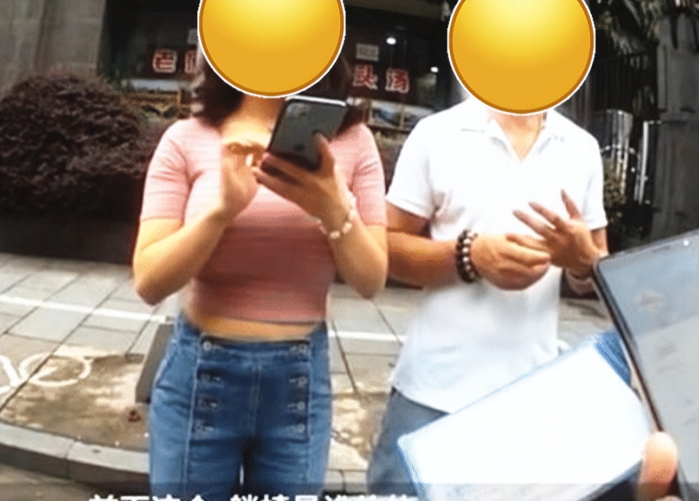 法拉利违停用躺椅遮挡号牌,路边违规停车并遮挡号牌扣多少分