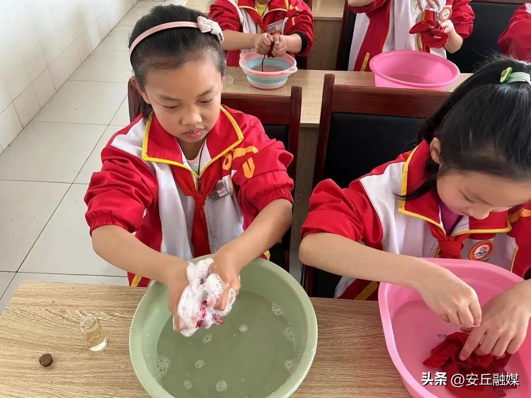 五一劳动节劳动最光荣小学一年级,小学五一劳动节社区劳动实践