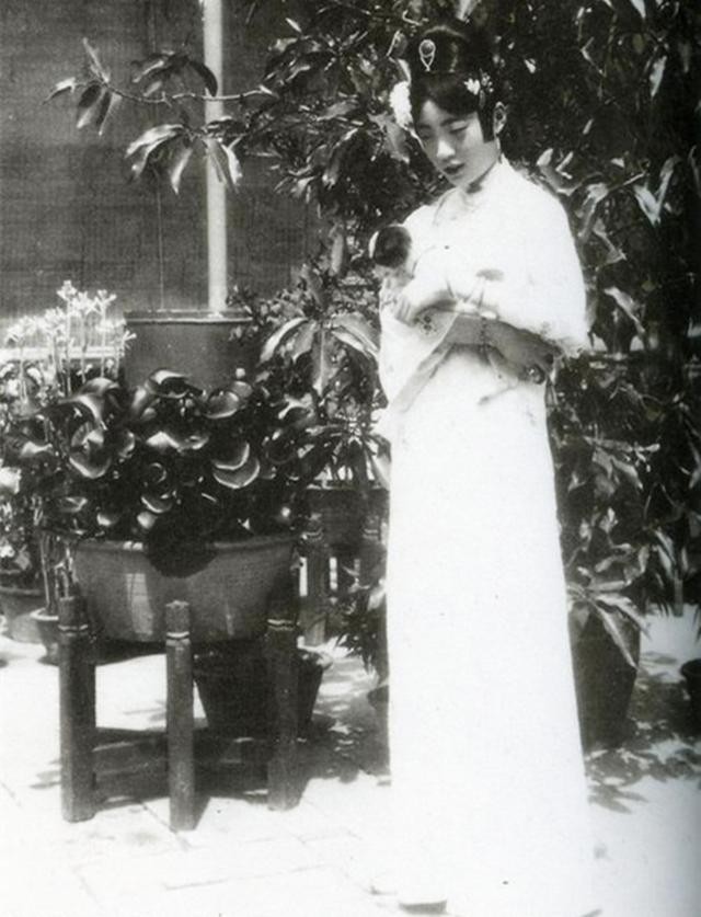 末代皇后婉容死后被扔在臭水沟边,末代皇后私生女