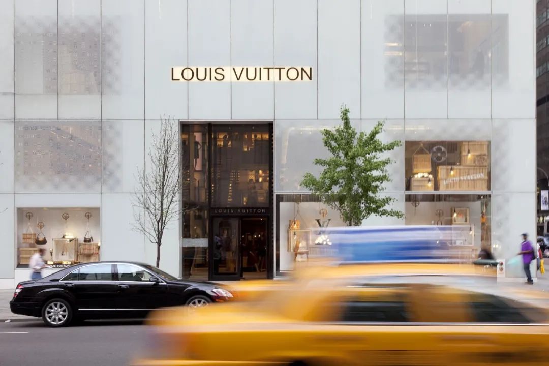 晚买一天多花5000，LV门店排长龙，谁在抢购涨价的奢侈品？