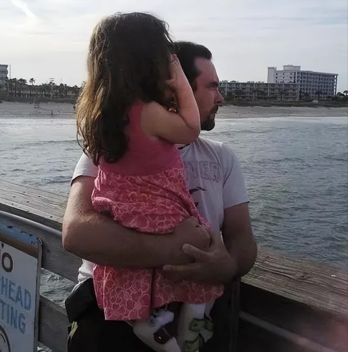 10年，美国夫妇领养6岁女孩后，家中怪事频发，意外发现养女22岁