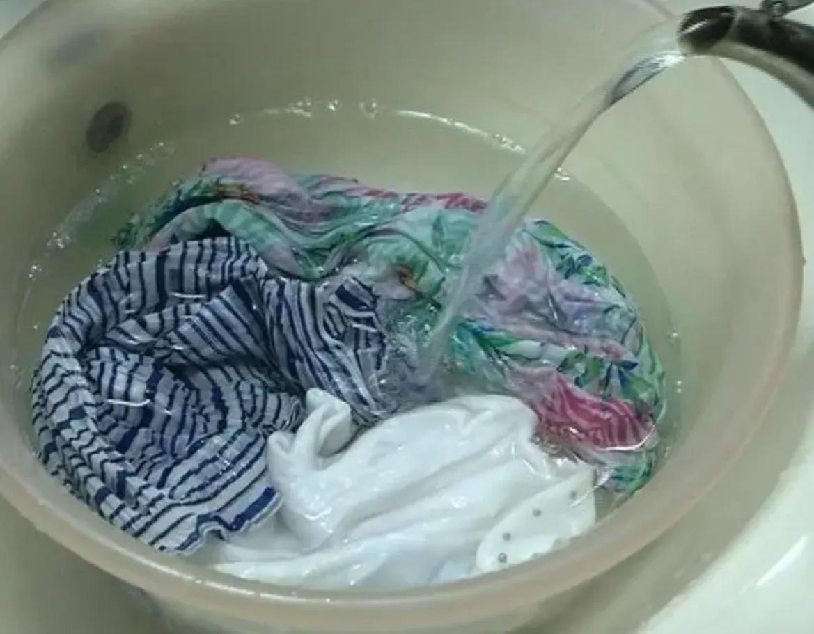 衣服一定要这样清洗,别不当回事,不然衣服“越洗越旧”