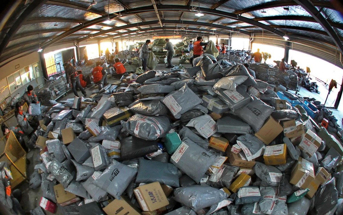 男子收到快递,男子收到一份快递打开后没有在意