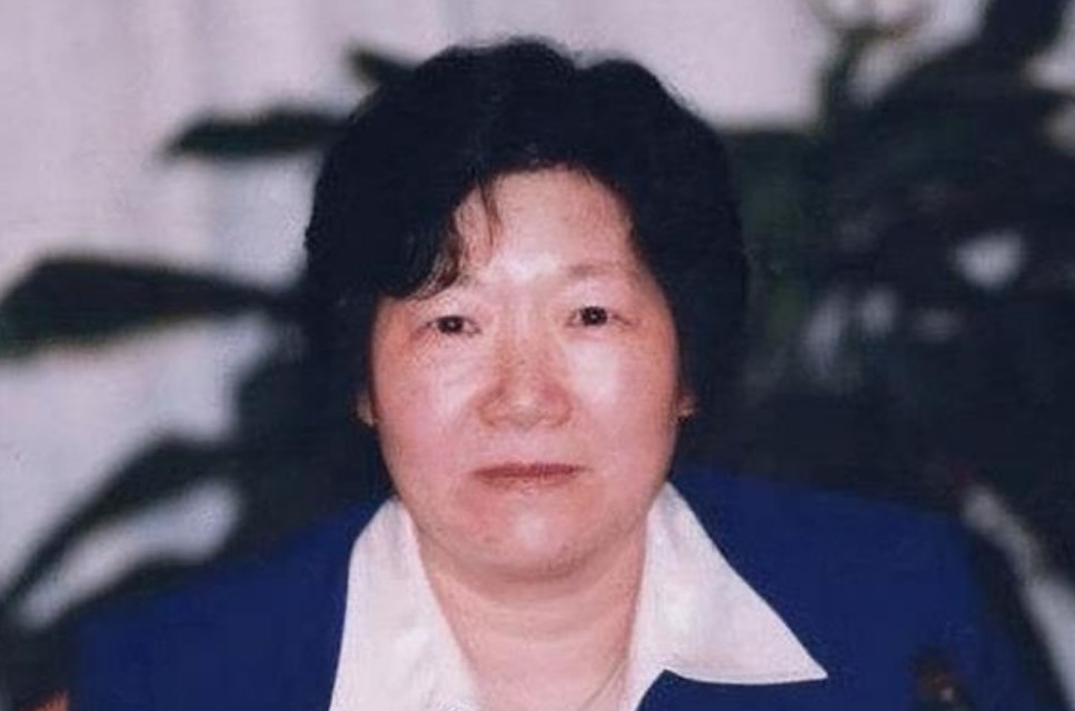 “无知女贪”李启红：炒股4个月敛财1983万元，判11年罚2000万