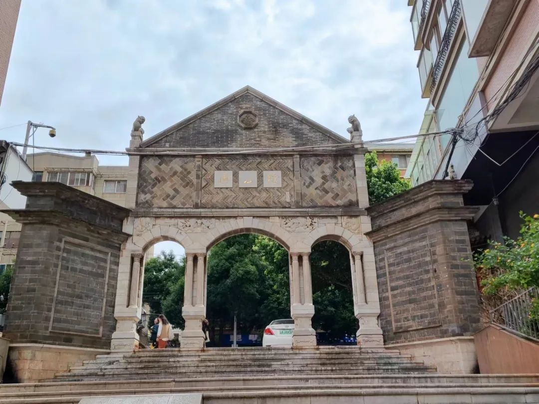 翠湖边有座石牌坊,很多昆明人都不知道,它却与一座“梦幻别墅”有关