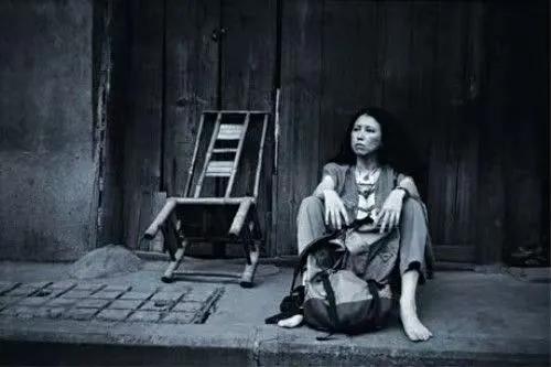 三毛女作家到底是一个什么样的人物？孤独？自由？热烈？无情？