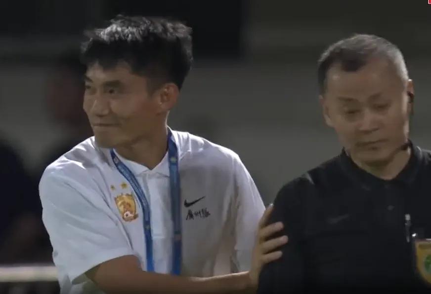 我劝李学鹏抓紧退休、遛鸟养性情，来年参加夕阳红足球队