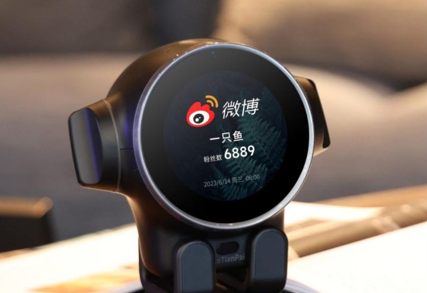 桌面人形机器人,乐天派和emo桌面机器人