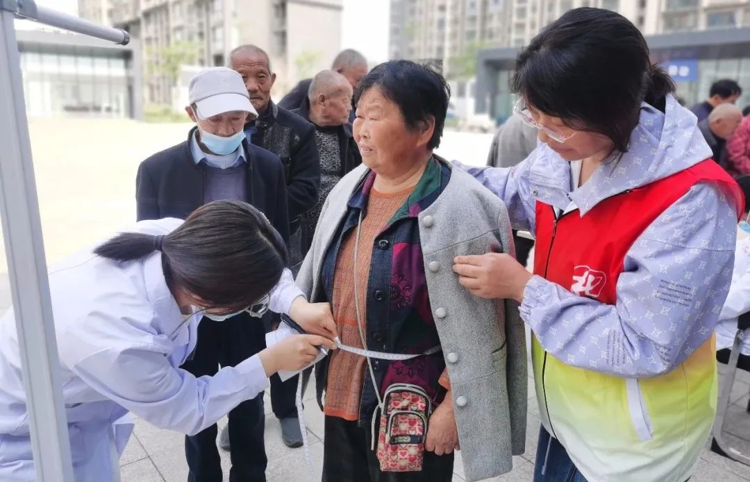 【明港社工站】免费体检保健康志愿服务暖人心