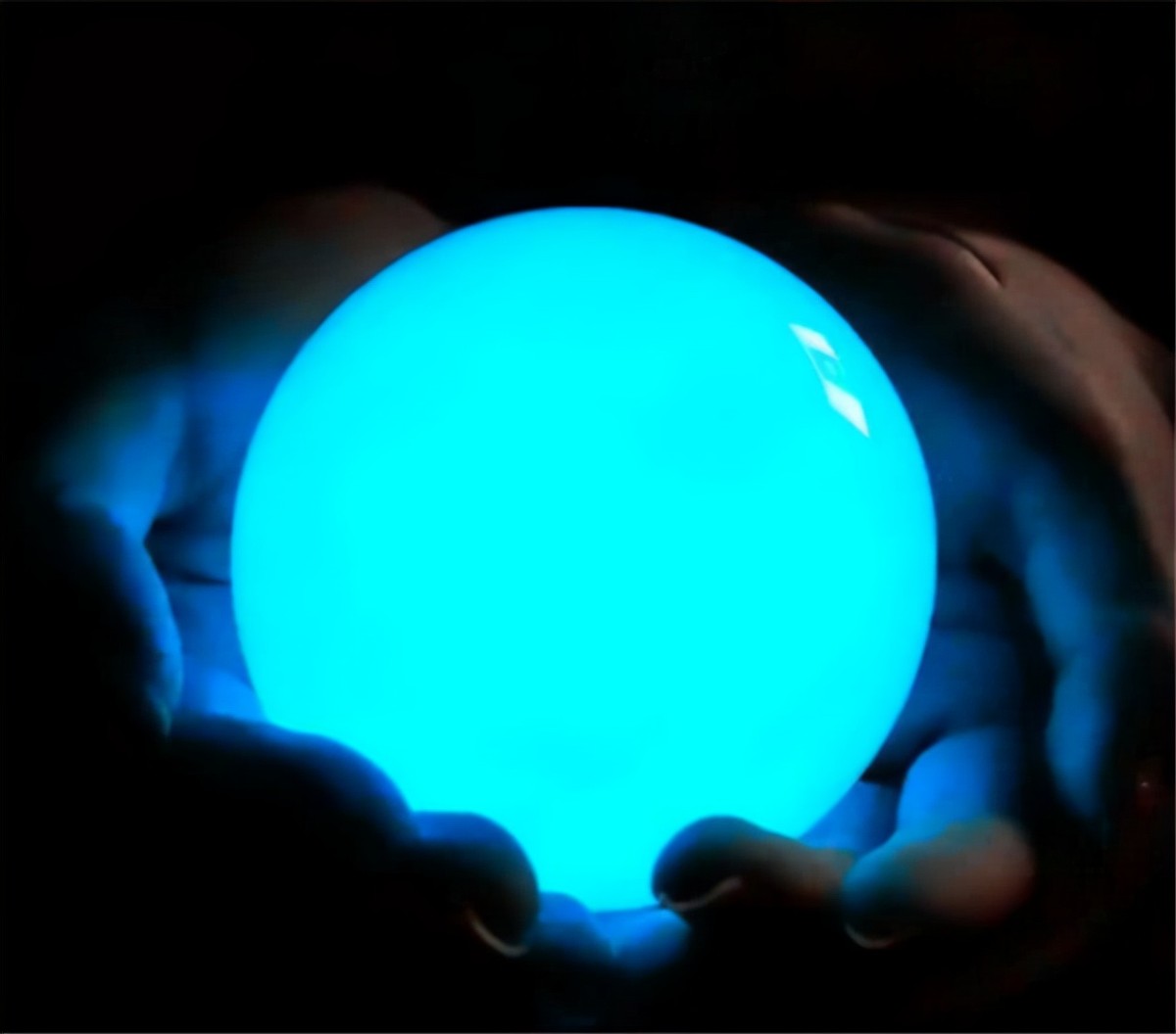 男子跋涉千里挖出6吨重夜明珠,男子挖出直径一米的夜明珠