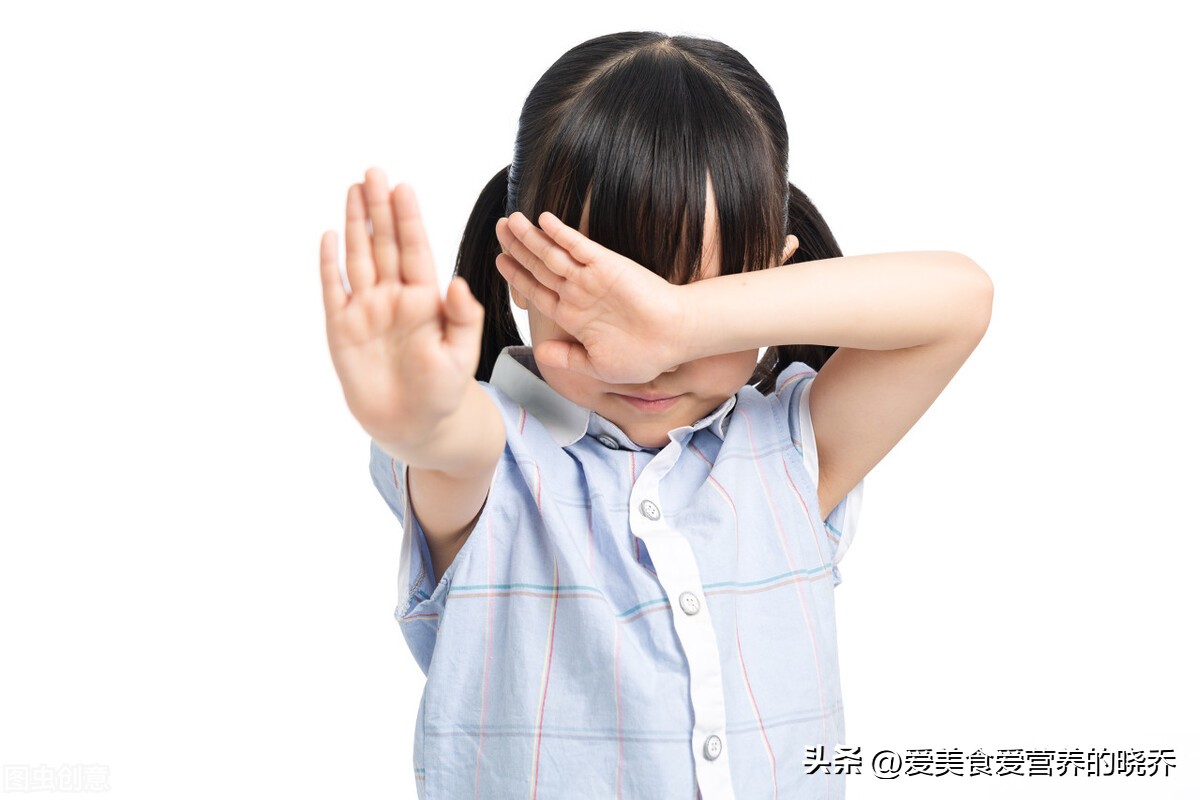 老人喉咙经常痒痒的老是想咳嗽,烟抽多了喉咙痒痒的老是想咳嗽