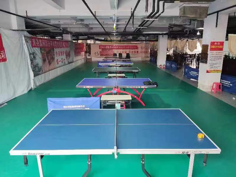 烟台真有戏，乒乓球馆也弄成学雷锋的场域，怎么做到的是个谜