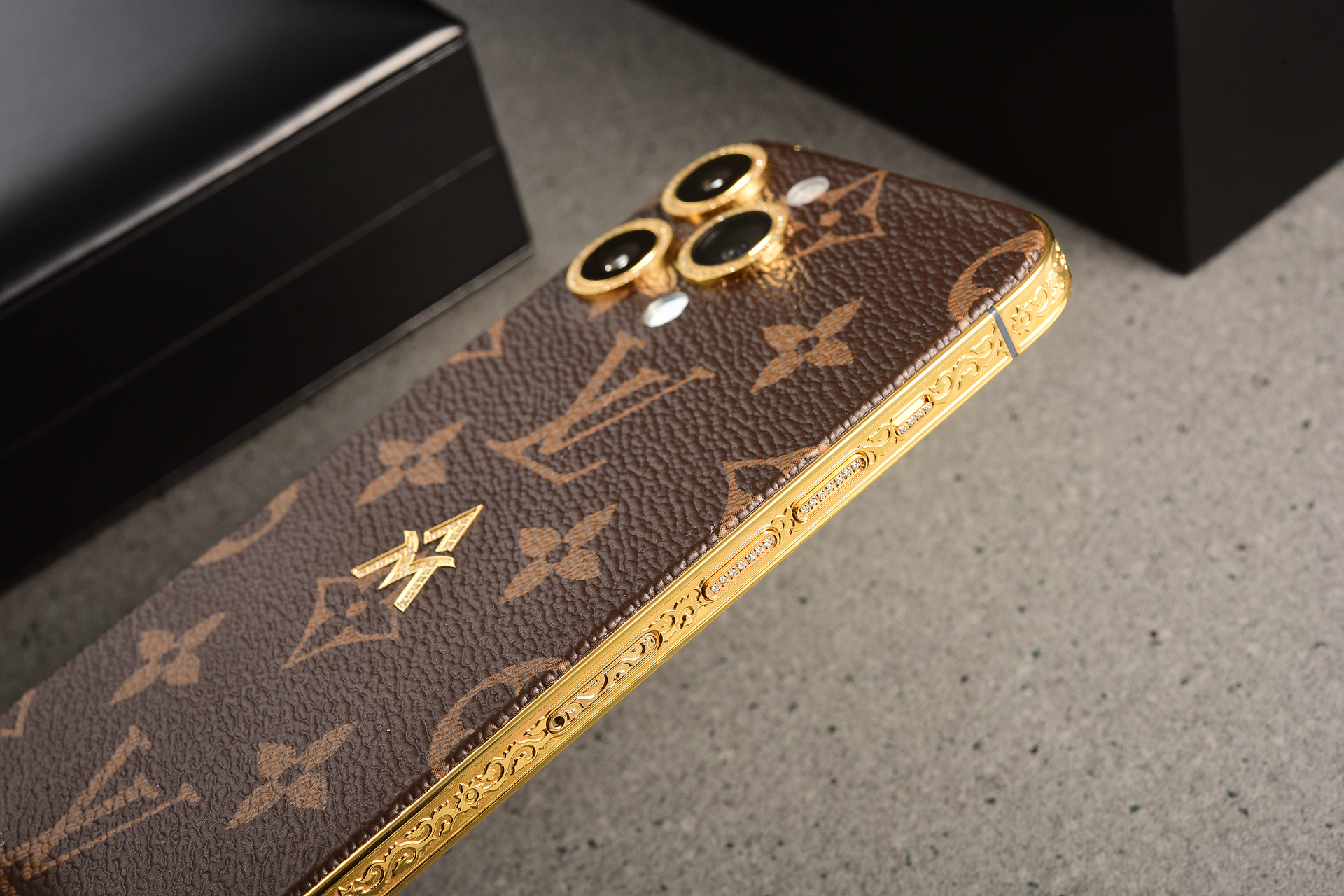 女神节快到了,给女神送一台LV定制的iPhone,如何?