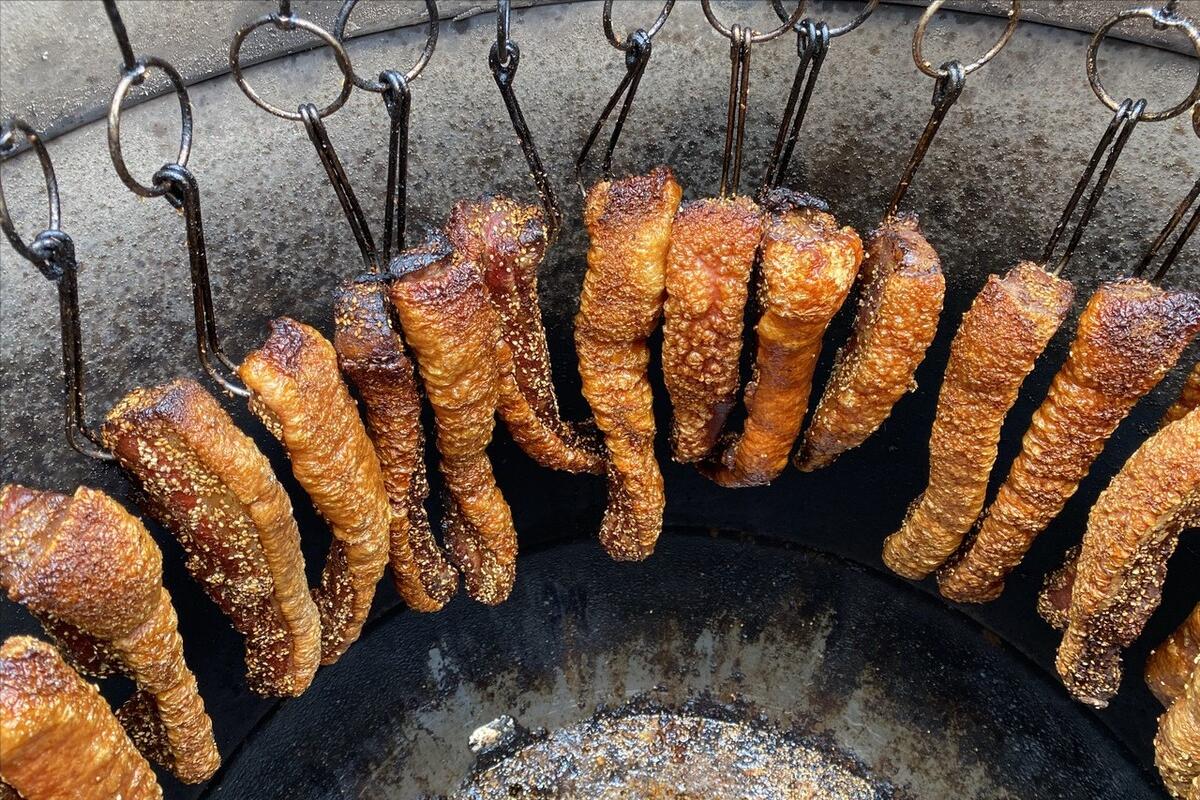 江西爷俩推车卖脆皮五花肉，出摊一星期挣500，网友：不如送外卖