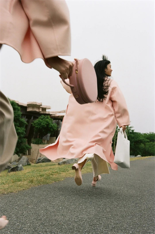 七组小众配色洋气有魅力,这些一穿上就心情愉悦的绝美配色