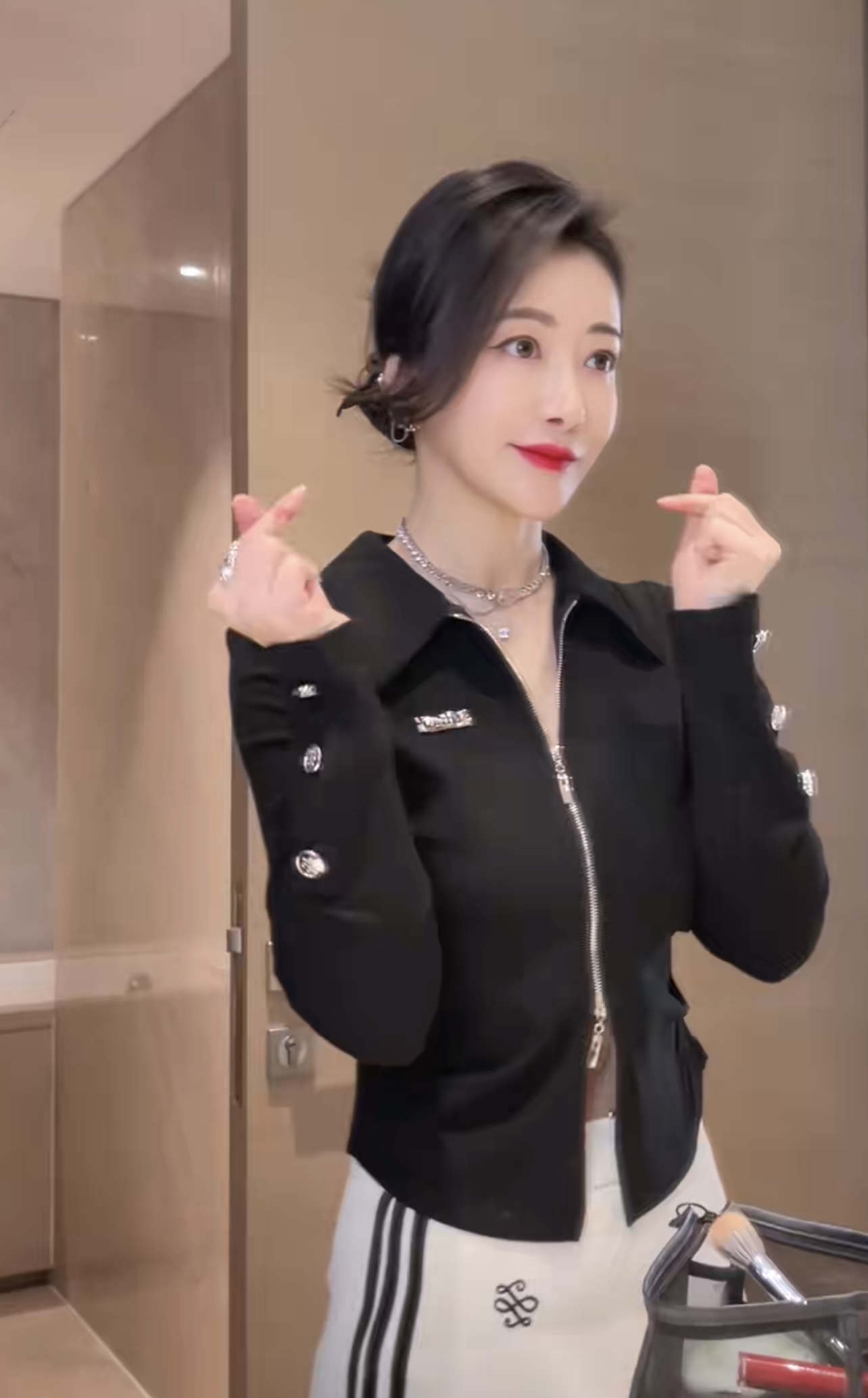 47岁陈紫函逛超市买菜，背万元奢侈品包挤地铁出行！没架子接地气