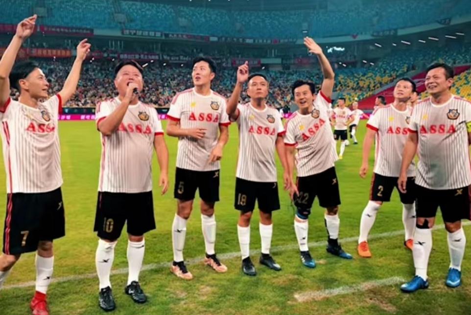 黄日华在香港明星足球队的分量,香港明星足球队黄日华踢人视频