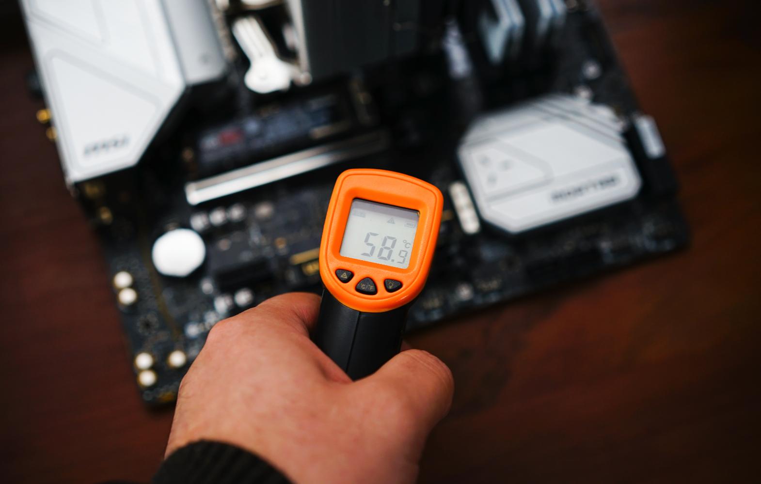 迫击炮b360主板固态散热片,b550迫击炮主板支持pcie4.0固态吗