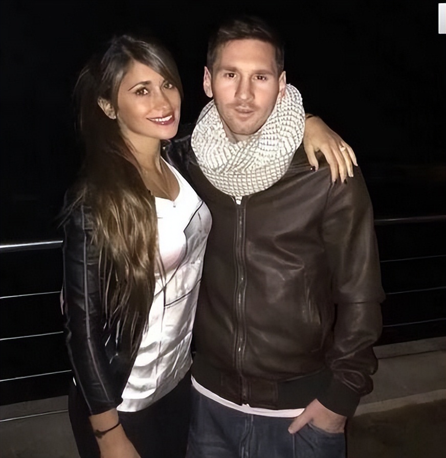 太甜了梅西与妻子在机场深情拥吻,梅西9岁时对她一见钟情