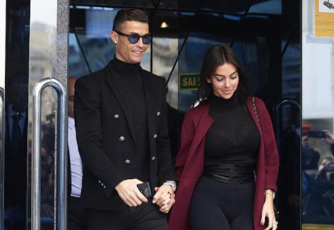 c罗未婚妻乔治娜圣诞树,梅西与安东内拉和c罗乔治娜