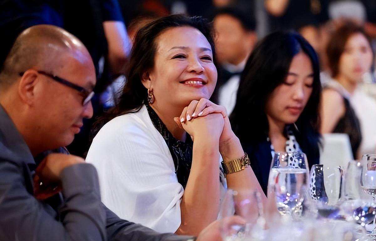 张兰上台演讲说一无所有,张兰经历过失败以后现在的身价