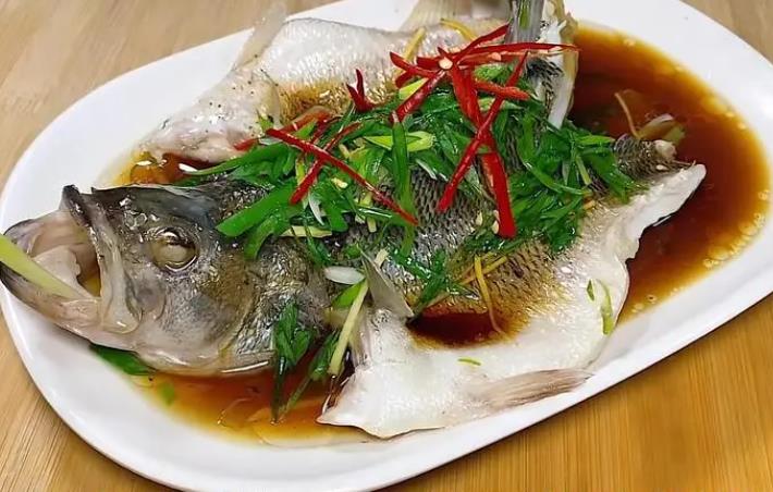 广东蒸鱼先淋酱油还是淋油,蒸鱼的做法是淋酱油先还是淋油先
