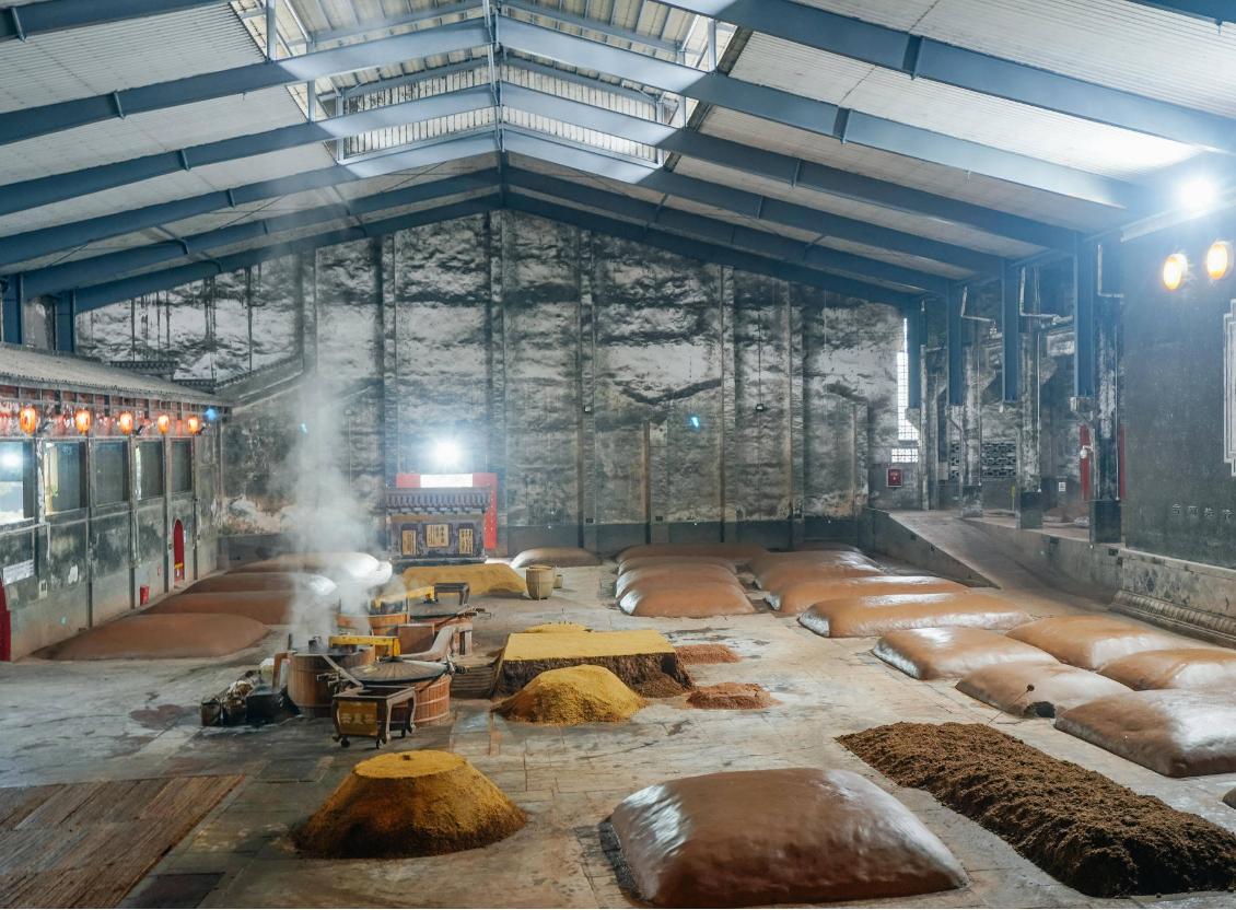 广东一大爷晒酒柜引发网友热议，行家：都是便宜酒，想买都买不到