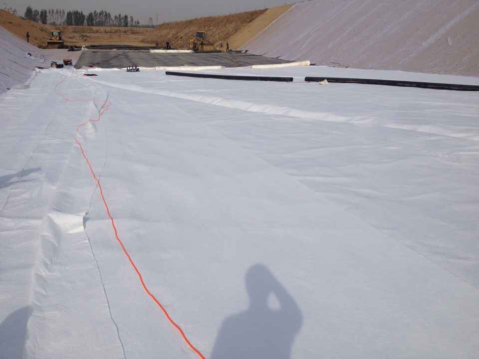 新疆复合土工膜铺设,复合土工膜施工步骤及完工检测