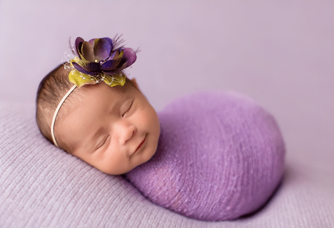 刚满两个月宝宝会翻身正常吗,刚满2个月宝宝会对人笑