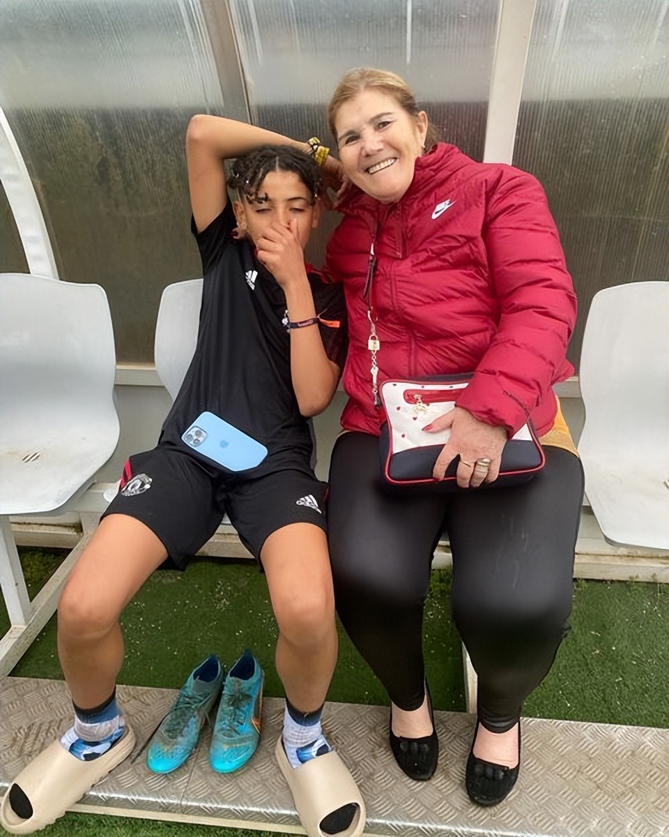 c罗头破血流对手被罚下场,c罗输球后跪地痛哭