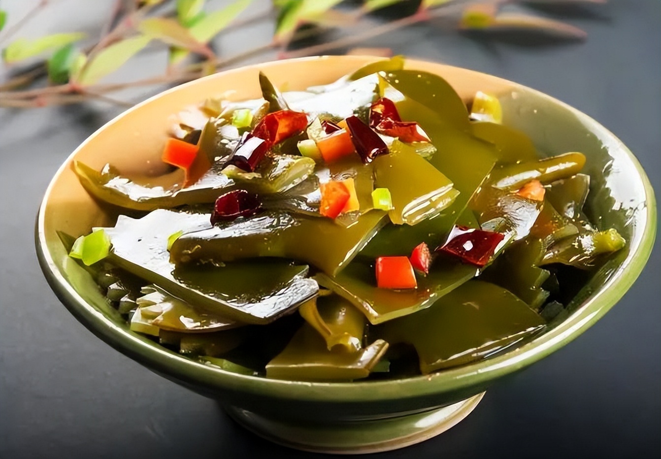 女性白发增多是什么原因造成的,女生30岁开始长白发缺什么营养