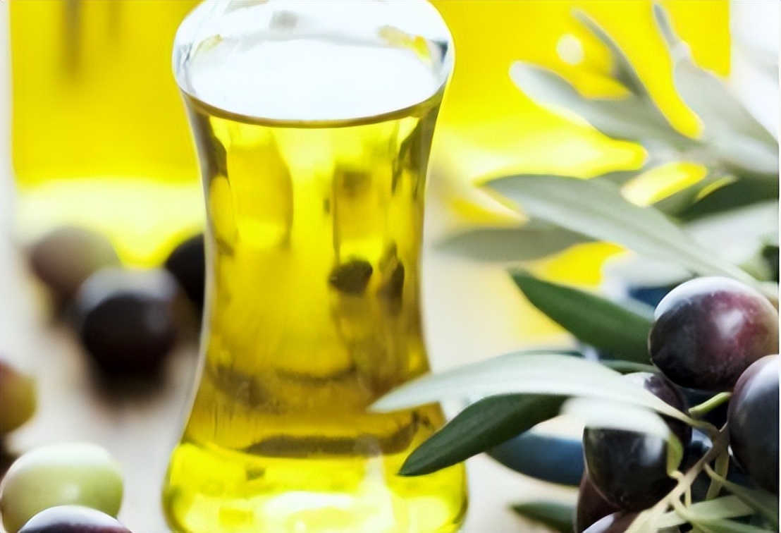 为什么避孕套上会有一层“油”？对身体有危害吗？