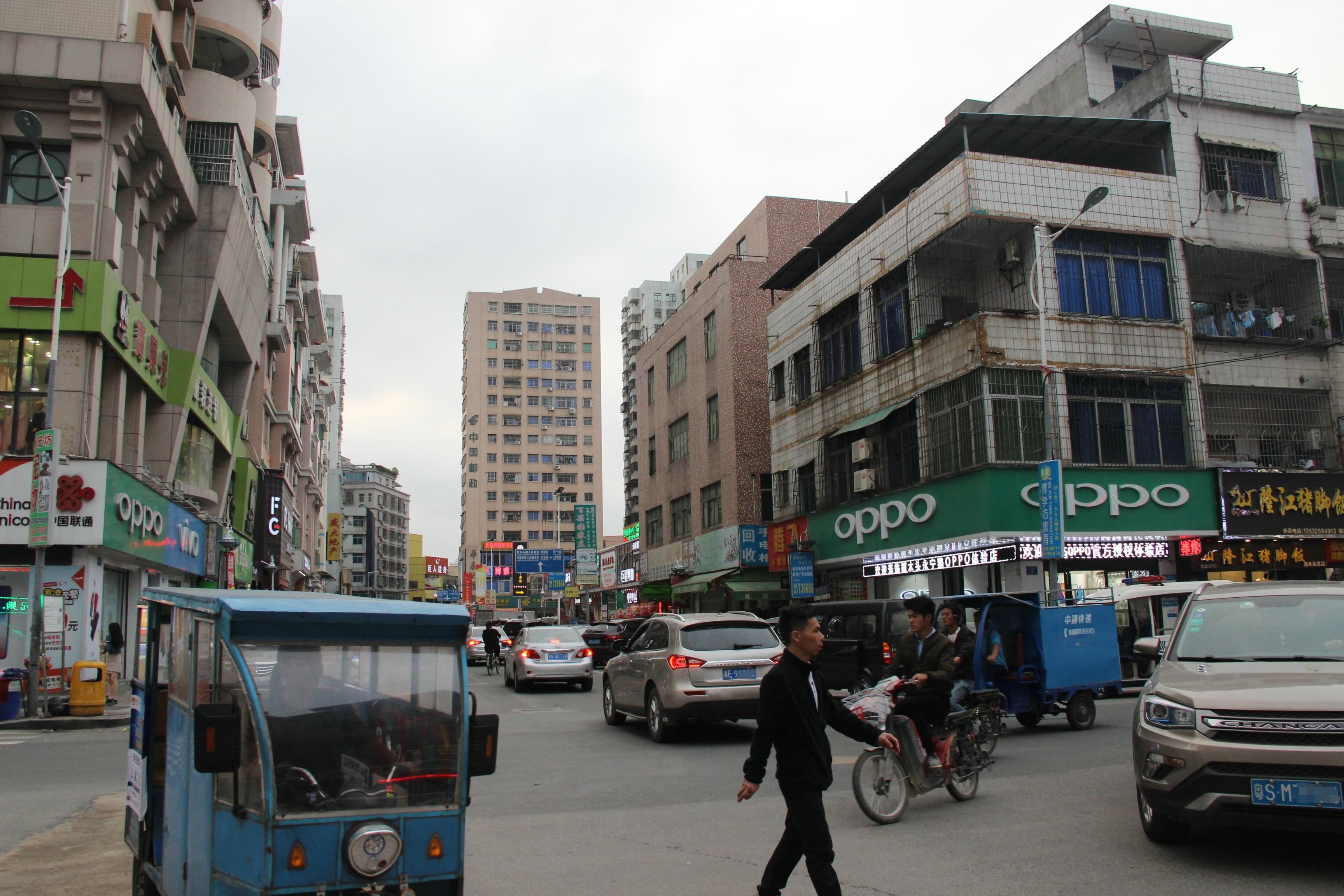 我，大学毕业5年，在餐厅当服务员，月薪2500，成了全村人的笑柄