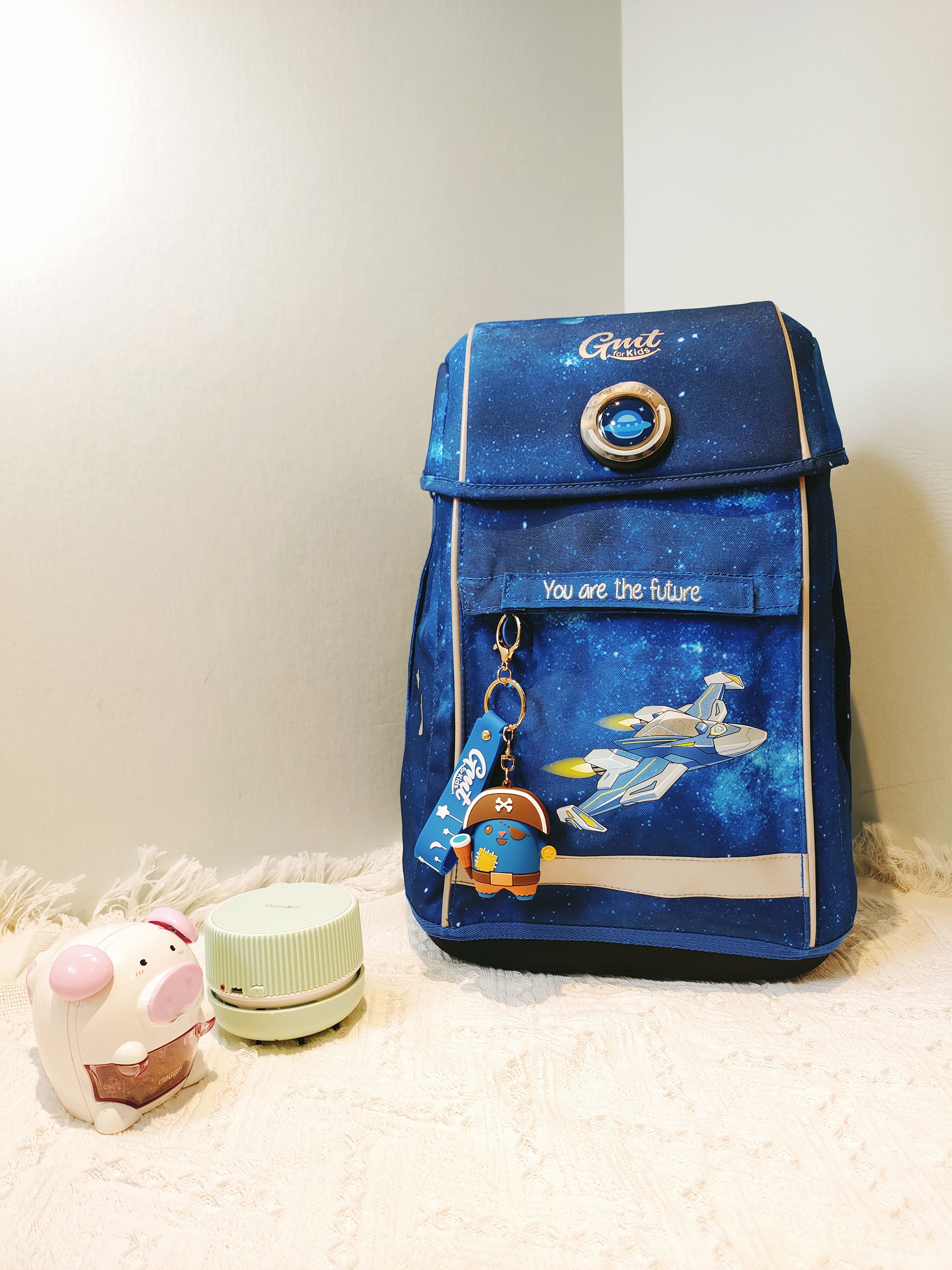 既轻便又实用的小学生书包,学生单肩书包推荐简单