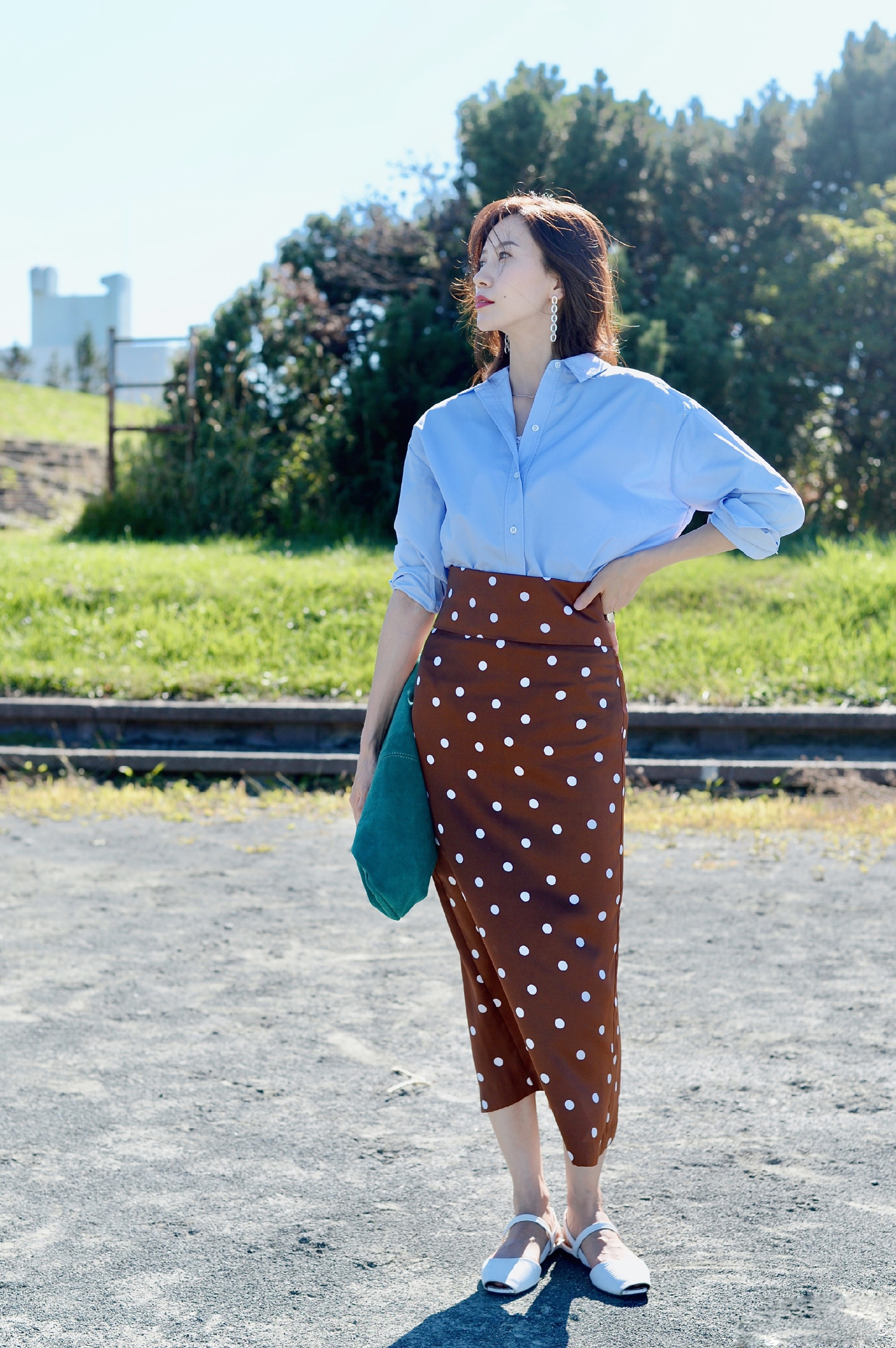 蓝色衬衫怎样搭配出时尚的感觉,藏蓝色衬衫穿搭什么风格